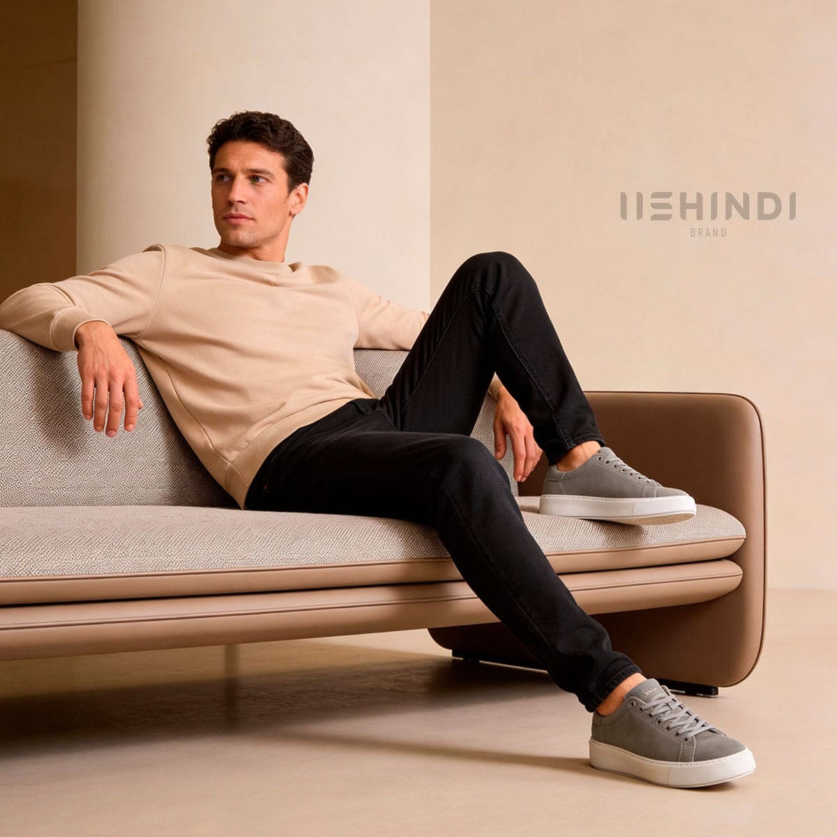 Sapatilha em camurça Ushindi Annecy bege homem A sapatilha em camurça Ushindi combina materiais de qualidade com um design pensado para o conforto prolongado.