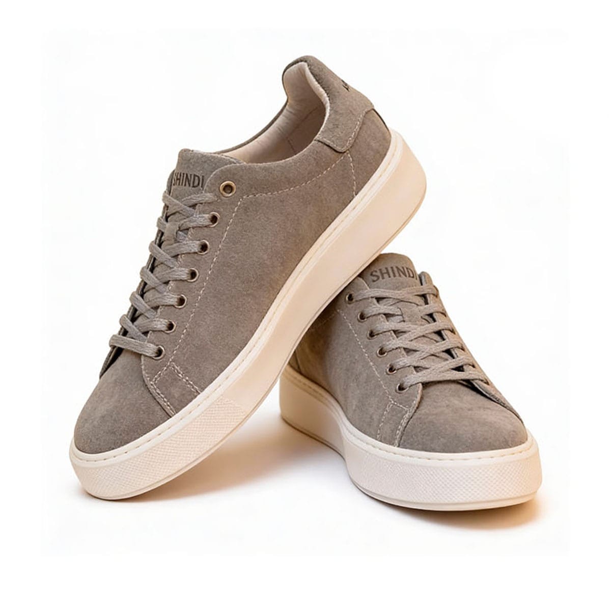 Sapatilha em camurça Ushindi Annecy bege homem A sapatilha em camurça Ushindi combina materiais de qualidade com um design pensado para o conforto prolongado.