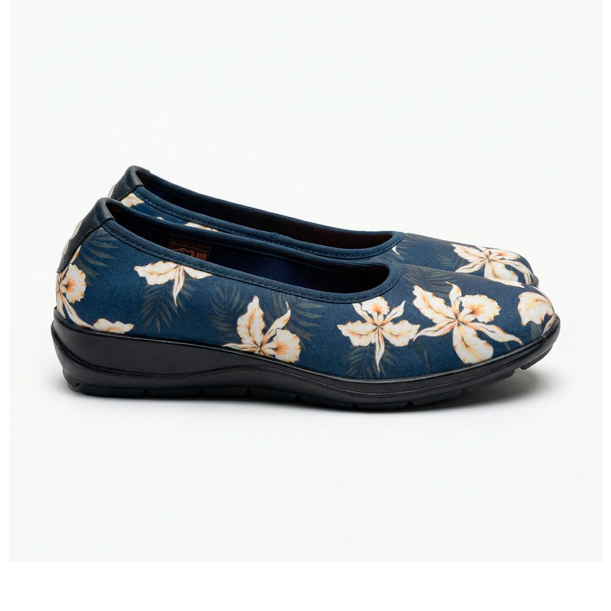 sabrina tropical camport tecido azul, sabrina senhora tecido estampado azul, detalhe padrão floral sabrina camport, sabrina leve conforto senhora sabrina tropical camport tecido azul, sabrina senhora tecido estampado azul, detalhe padrão floral sabrina camport, sabrina leve conforto senhora