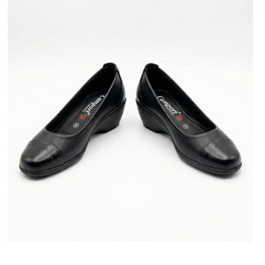 Pormenor do material em pele de qualidade que garante durabilidade e conforto ao caminhar.