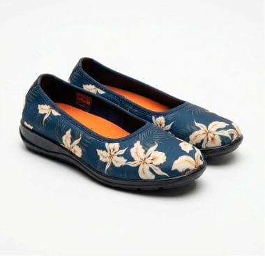 sabrina tropical camport tecido azul, sabrina senhora tecido estampado azul, detalhe padrão floral sabrina camport, sabrina leve conforto senhora