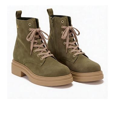Botim de senhora em pele camurça, com design moderno e sola robusta, ideal para looks confortáveis e elegantes nos dias mais frios.