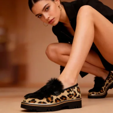 Sapato Pollini Animal Print com pelo exterior e detalhe de pelo preto no topo