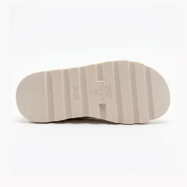 slide plataforma branco com fivela dourada senhora elegante