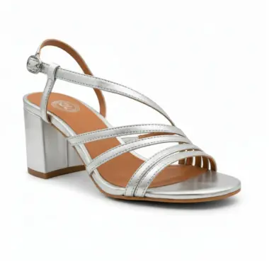 Sandália em pele prateada Hupa Shoes com salto bloco e tiras elegantes