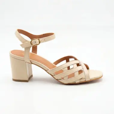 Sandália em pele bege salto bloco Hupa Shoes com tiras cruzadas