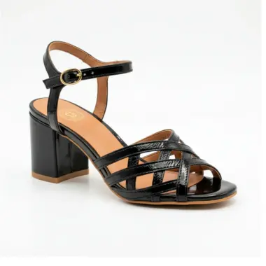 Sandália em pele preta salto bloco Hupa Shoes com tiras cruzadas