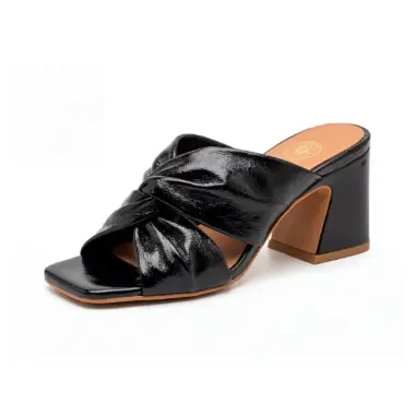 Sandália mule em pele preta com salto bloco e laço Huma Shoes