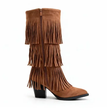Bota texana com franjas em material efeito veludo e salto de aproximadamente 10 cm